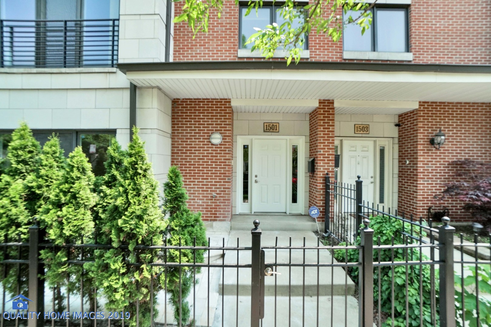 1501 South Prairie Avenue, Unit 1 Chicago, IL 60605 - Photo 23 of 23 a couple of potted plants in front of door