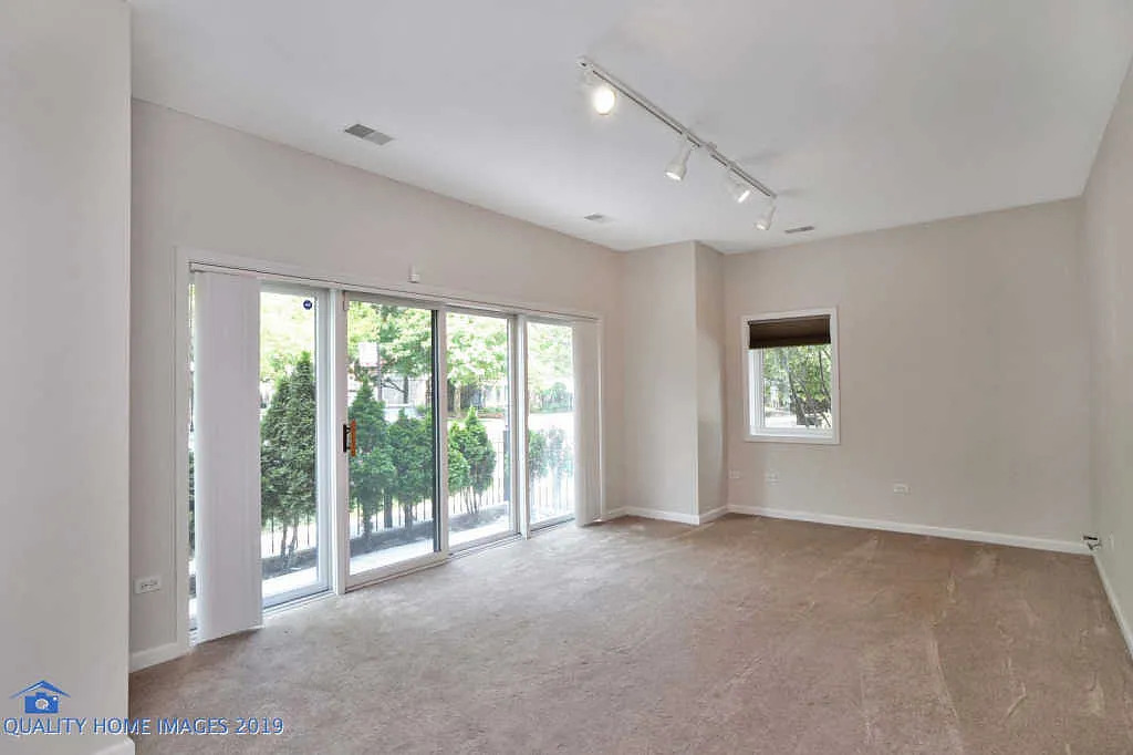 1501 South Prairie Avenue, Unit 1 Chicago, IL 60605 - Photo 3 of 23 a view of an empty room with a window