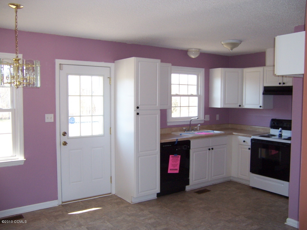 135 Pate Road New Bern, NC 28562 - Photo 2 of 9 kitchen