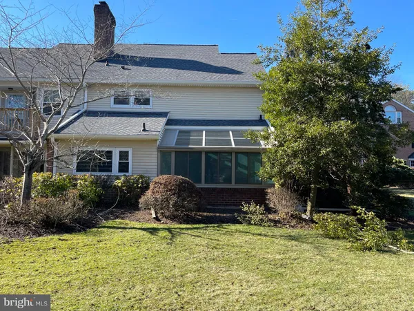 a view of yard with green space