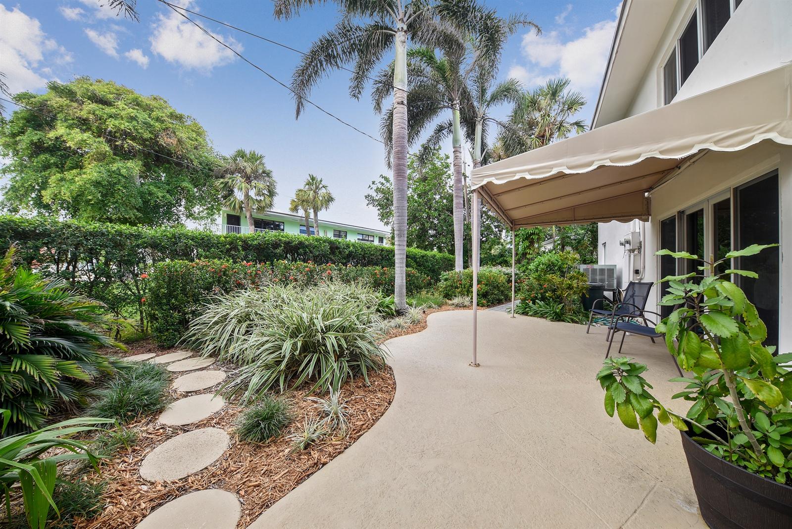 566 David Lane Ocean Ridge, FL 33435 - Photo 14 of 25 Garden