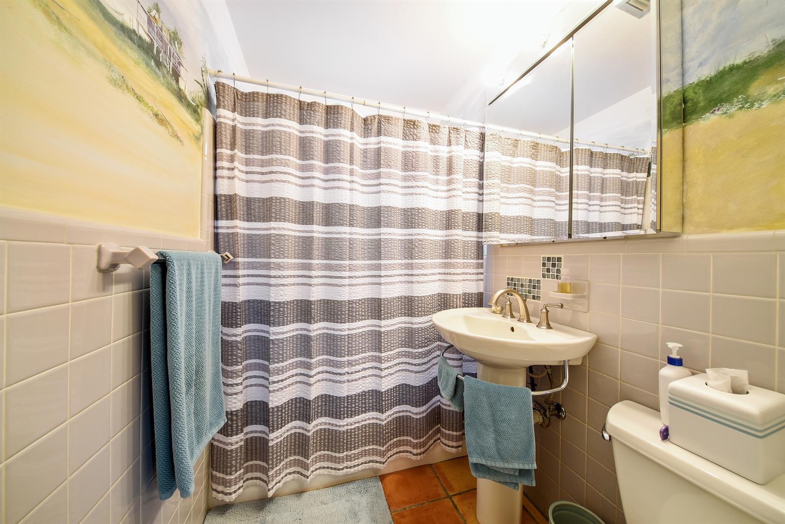 566 David Lane Ocean Ridge, FL 33435 - Photo 10 of 25 South Unit Bathroom