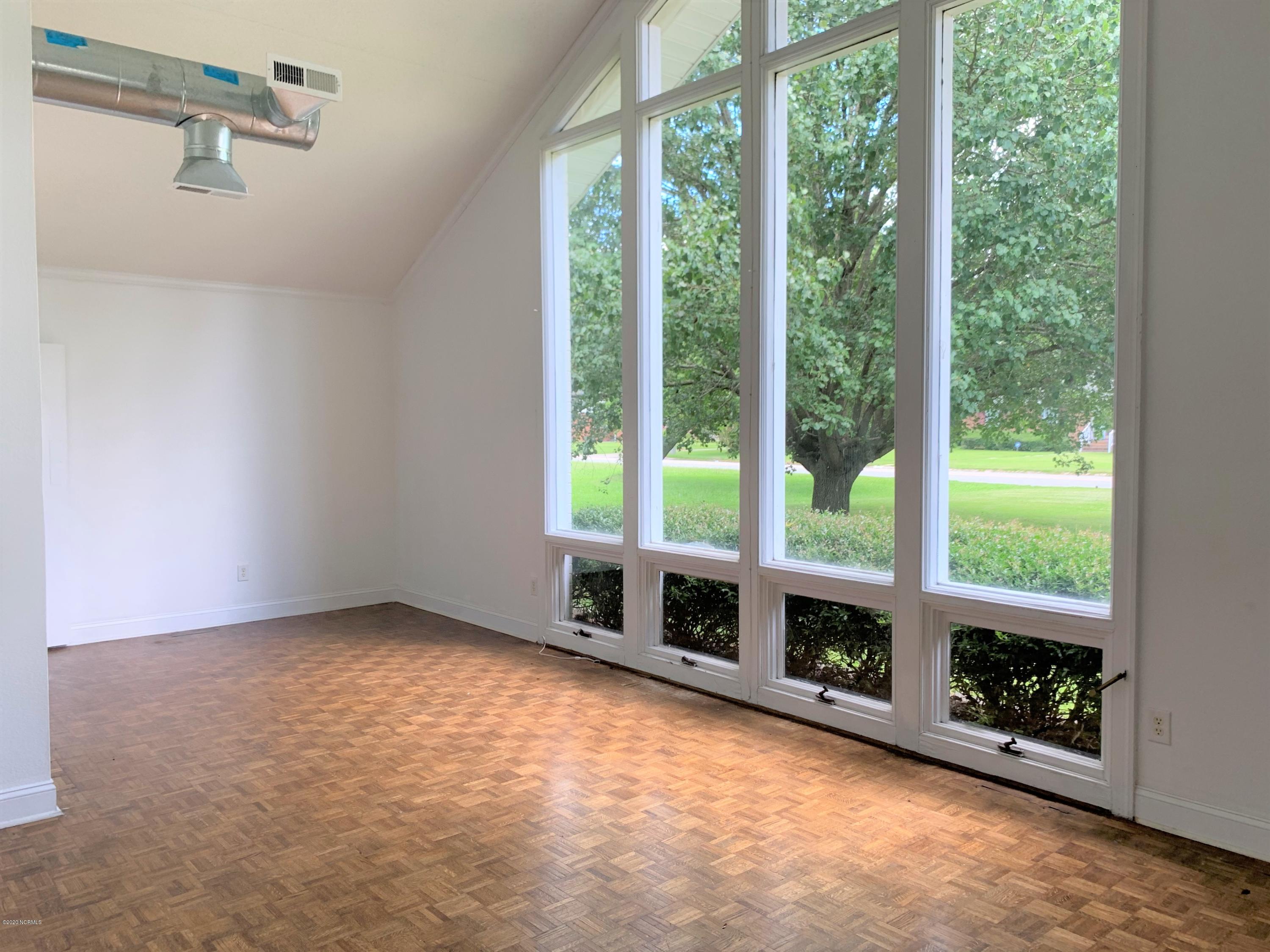 2400 Hardee Road Kinston, NC 28504 - Photo 3 of 14 Living Room