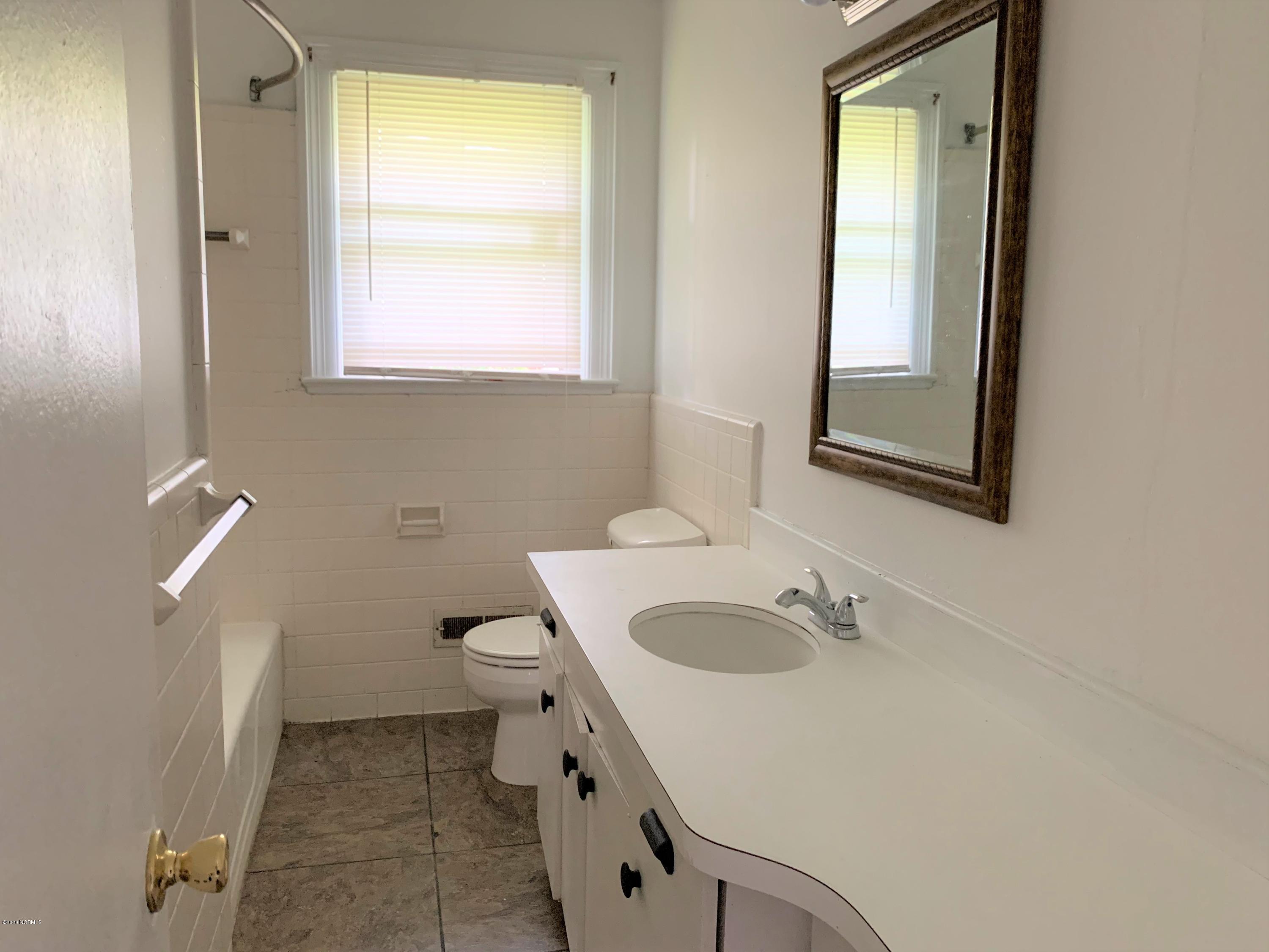 2400 Hardee Road Kinston, NC 28504 - Photo 8 of 14 Hall Bath