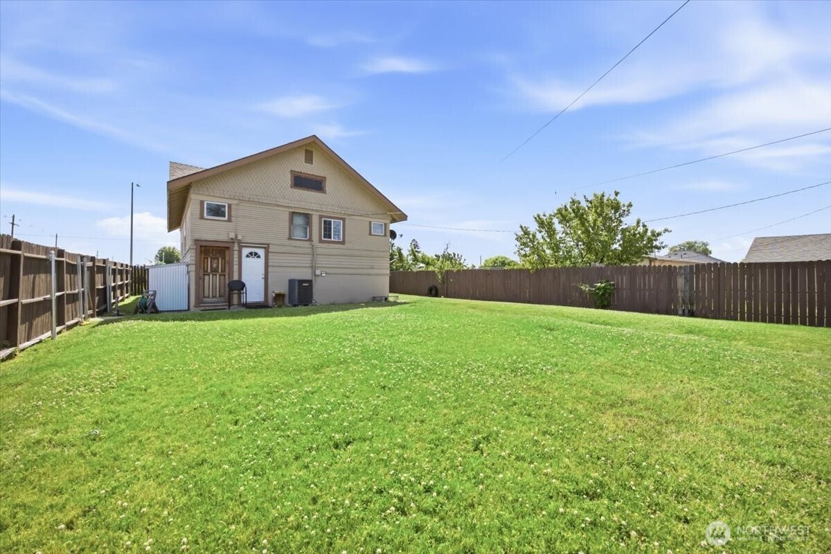 802 South 11th Avenue Pasco, WA 99301 - Photo 18 of 24 a house view with a garden space