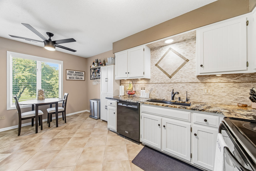 90 Golfview Lane, Unit D Frankfort, IL 60423 - Photo 14 of 27 a kitchen with a stove a sink and a refrigerator