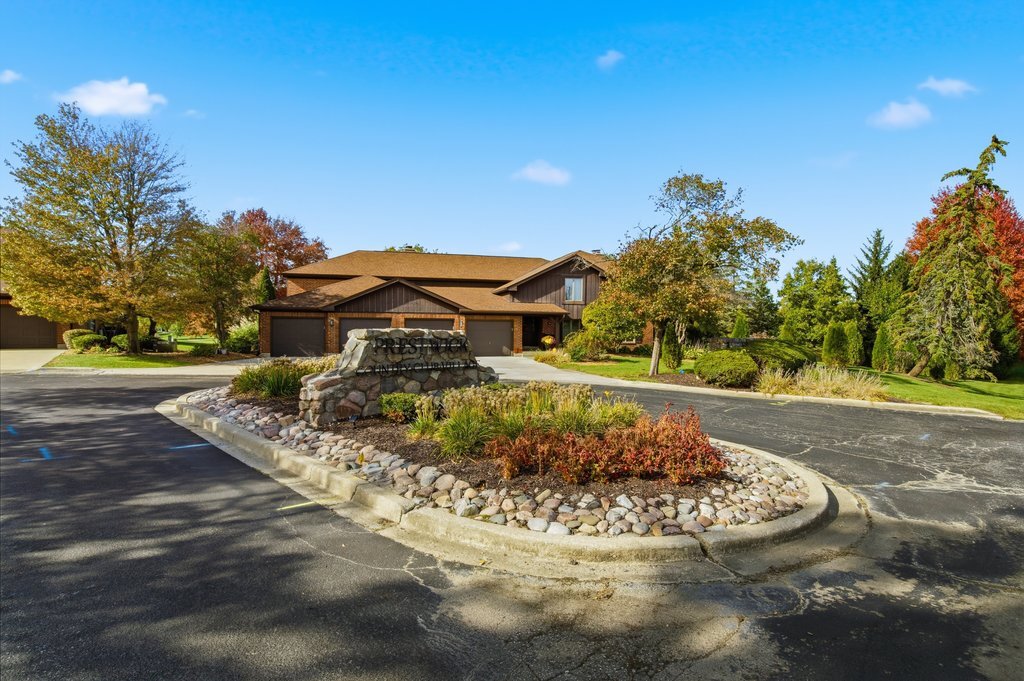 90 Golfview Lane, Unit D Frankfort, IL 60423 - Photo 2 of 27 a view of a house with a yard