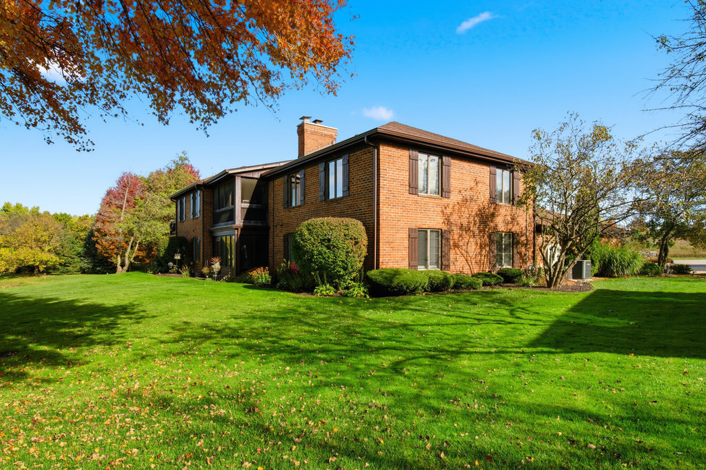 90 Golfview Lane, Unit D Frankfort, IL 60423 - Photo 4 of 27 a front view of a house with garden