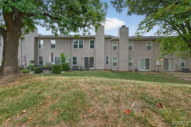 $200,000 | 721 Sugar Glen Drive, Unit 3, St. Peters, MO 63376
