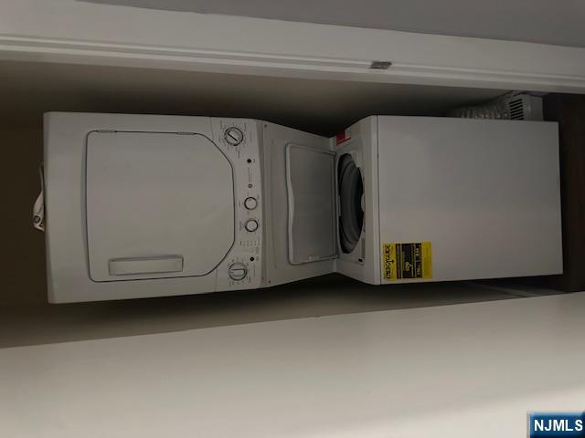 116 Washington Street, Unit 3D Newark, NJ 07102 - Photo 9 of 12 a utility room with dryer and washer