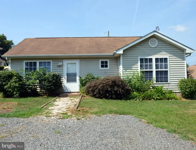 a view of a house with yard and plants