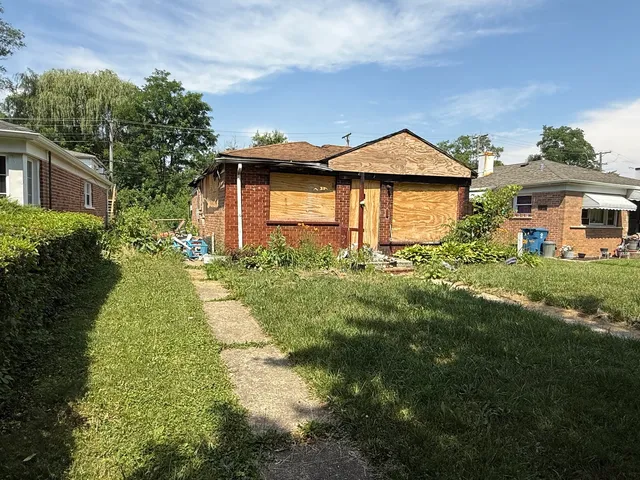a view of a house with yard and plants