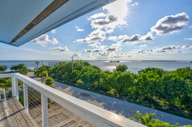 $1,180,000 | 3831 Sunset Drive, Big Pine Key, FL 33043