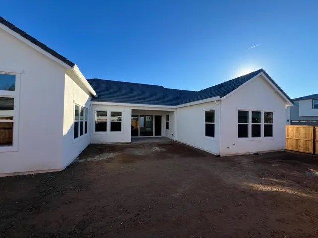 a view of a house with backyard and garden
