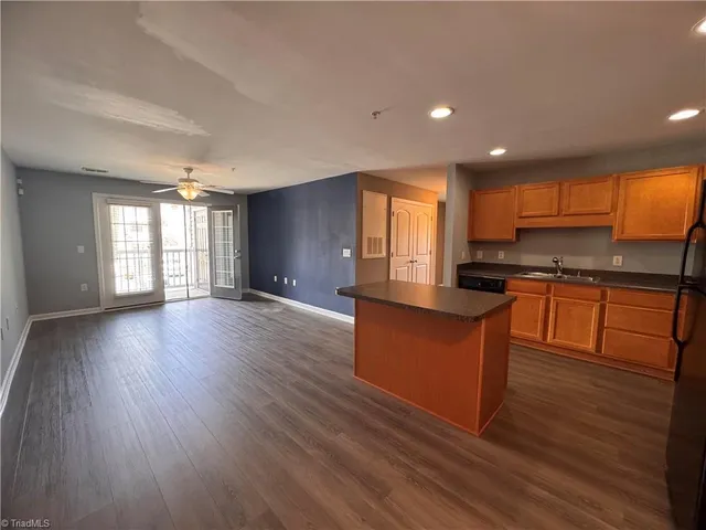 $1,375 | 7106 West Friendly Avenue, Unit 207, Greensboro, NC 27410