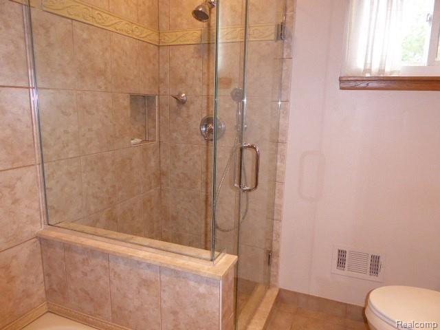 668 Lockmoore Court Rochester, MI 48307 - Photo 17 of 22 P1000398.JPG