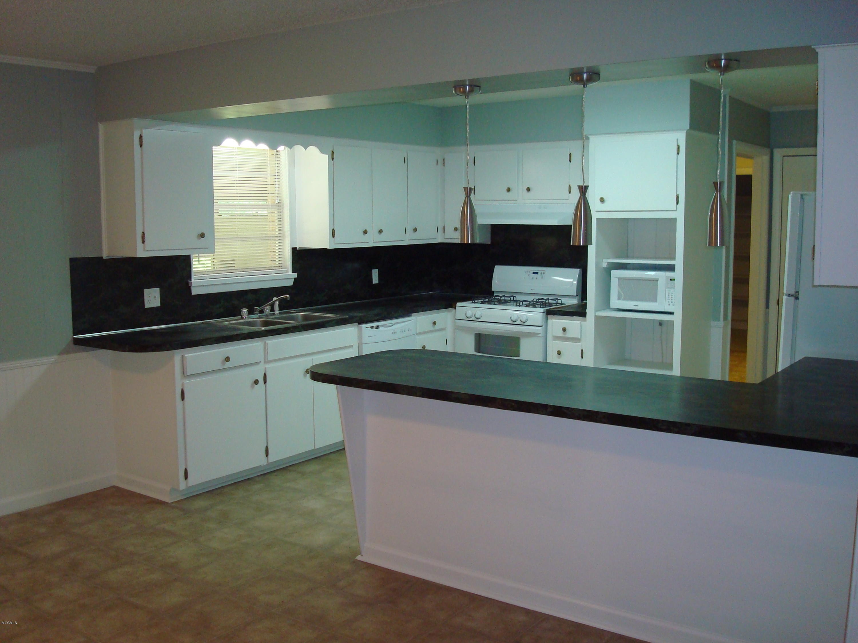 9025 Dana Road Biloxi, MS 39532 - Photo 3 of 13 DSC03259