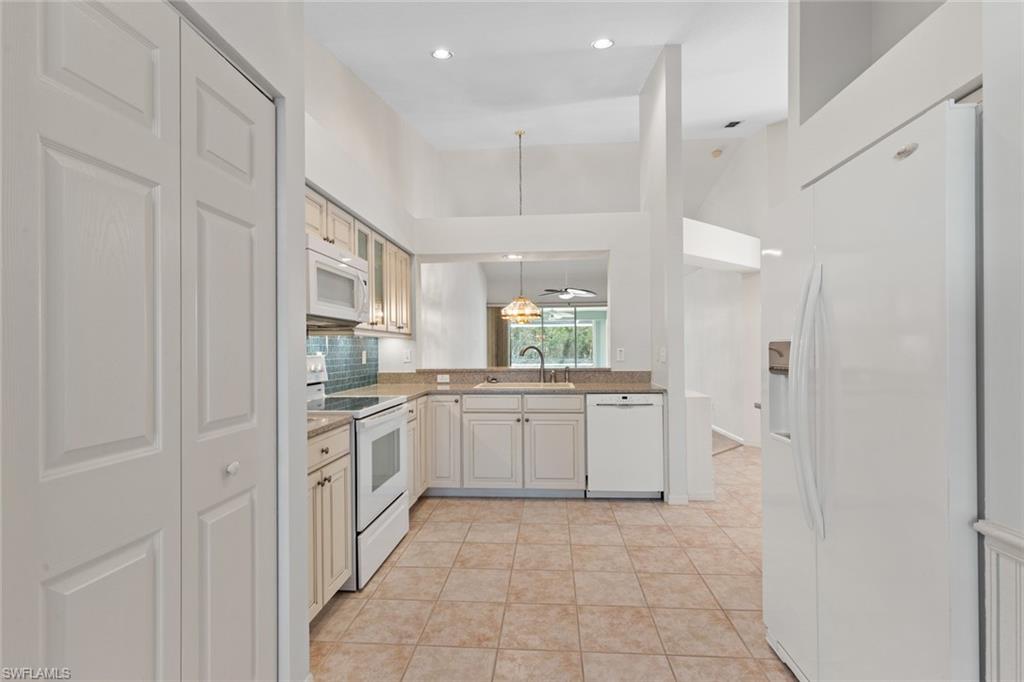 1720 Royal Circle, Unit 802 Naples, FL 34112 - Photo 4 of 30