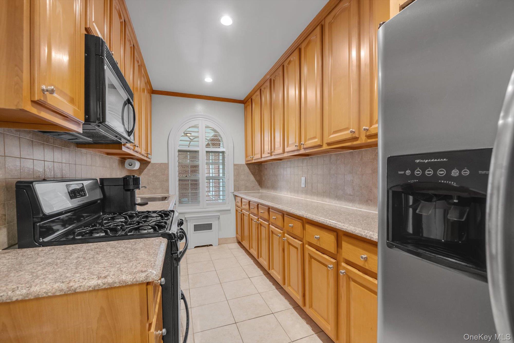 90 Knightsbridge Road, Unit 1N Great Neck, NY 11021 - Photo 8 of 20