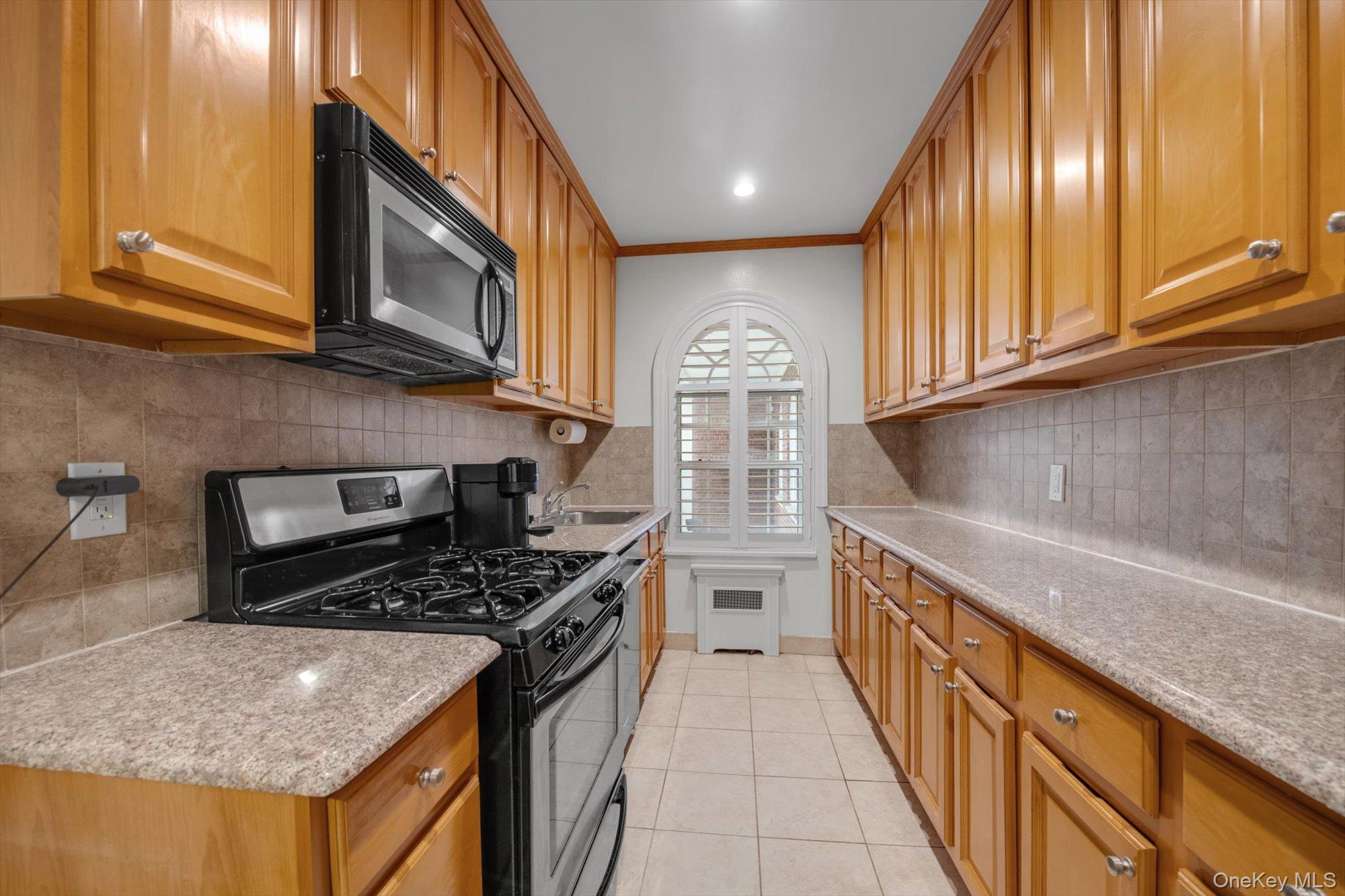 90 Knightsbridge Road, Unit 1N Great Neck, NY 11021 - Photo 9 of 20