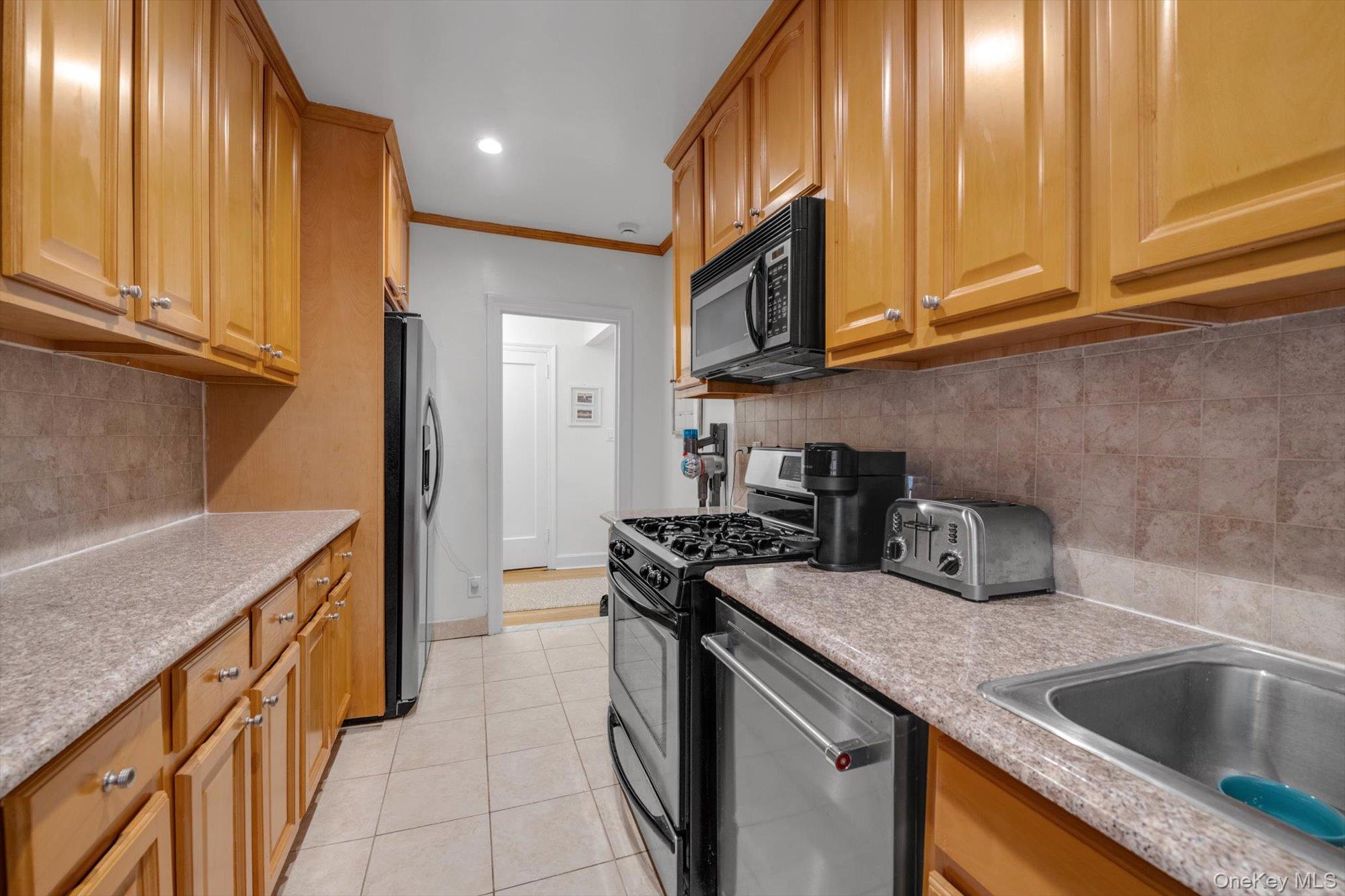 90 Knightsbridge Road, Unit 1N Great Neck, NY 11021 - Photo 10 of 20