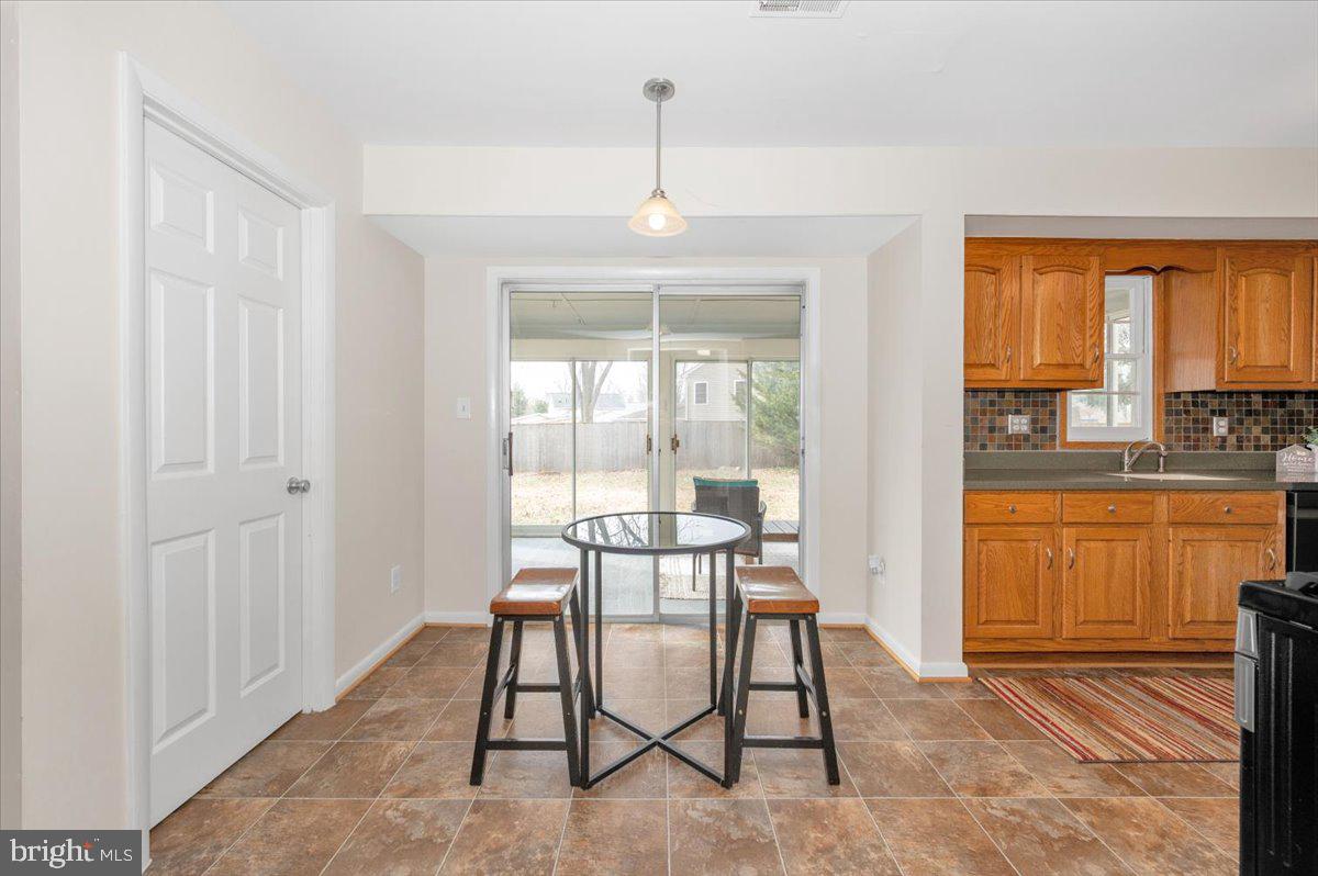 17116 Chiswell Road Poolesville, MD 20837 - Photo 19 of 84 Sweet Breakfast Area with access to the Sun Room