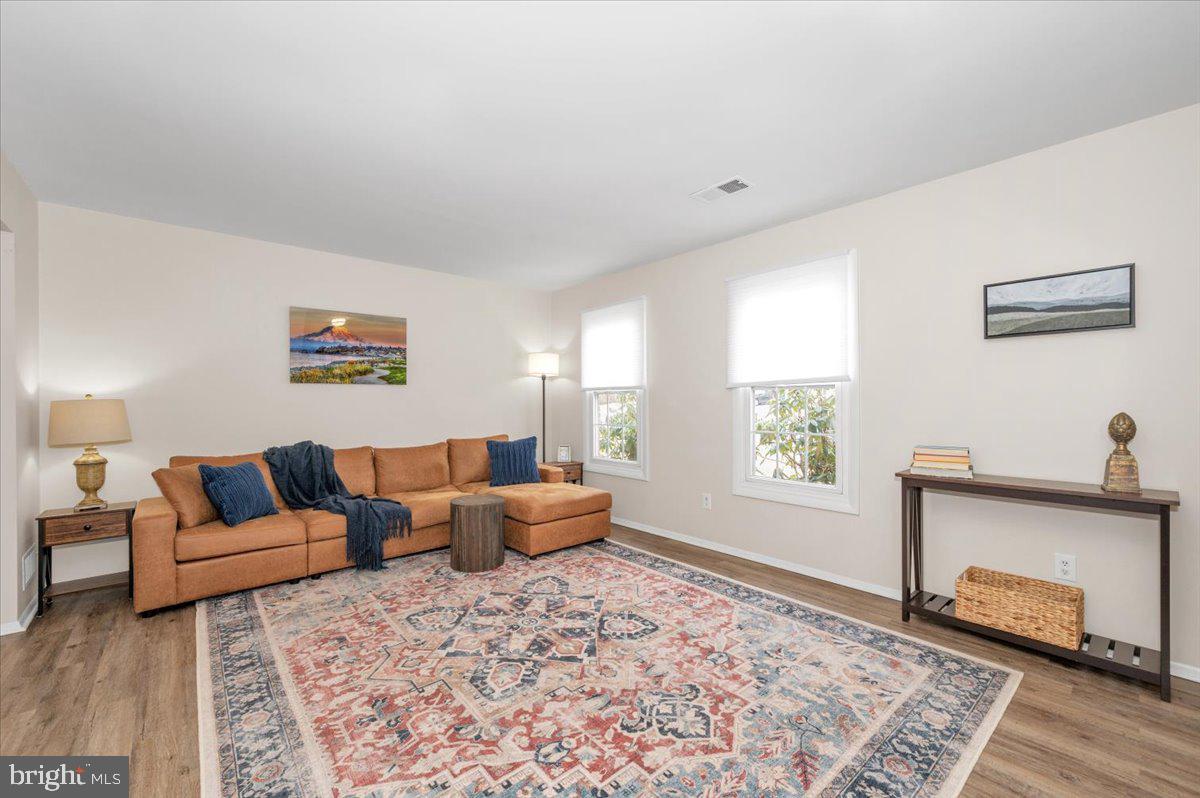 17116 Chiswell Road Poolesville, MD 20837 - Photo 7 of 84 Filled with natural light