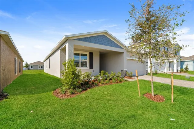 a view of a house with backyard and garden