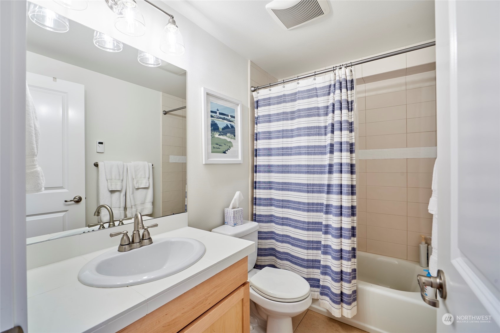 438 Northeast Maple Leaf Place, Unit B Seattle, WA 98115 - Photo 16 of 35