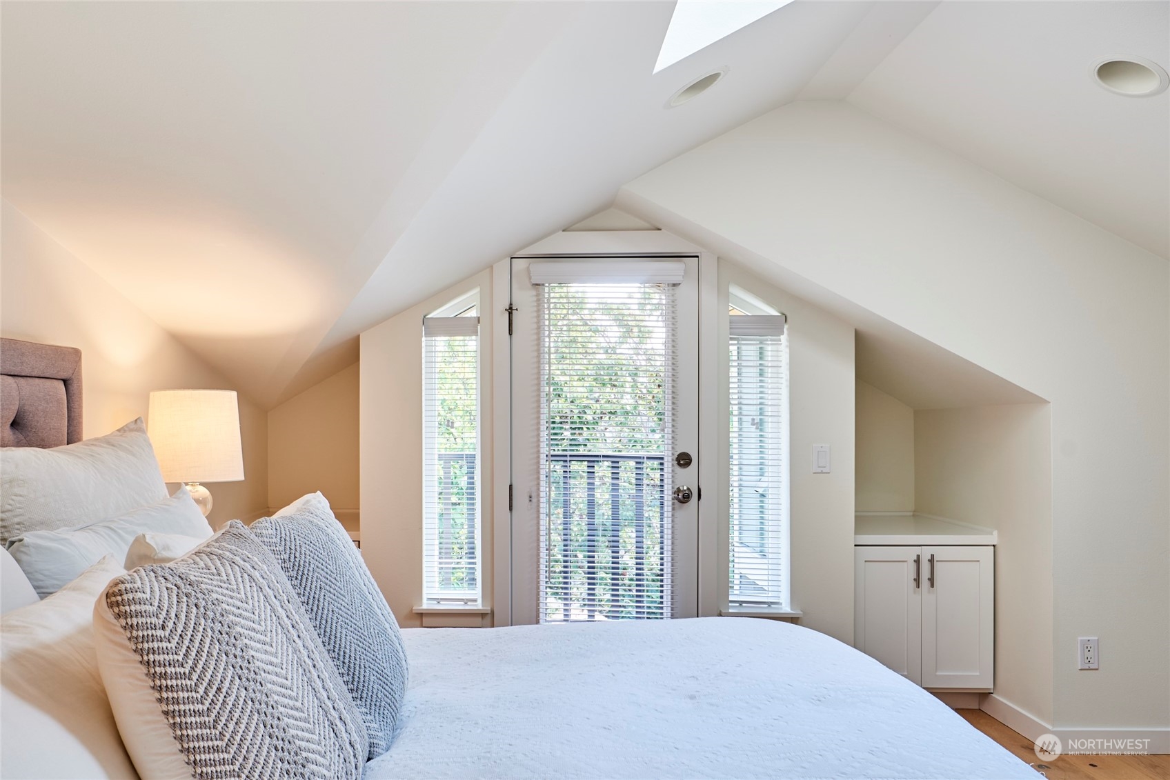 438 Northeast Maple Leaf Place, Unit B Seattle, WA 98115 - Photo 19 of 35