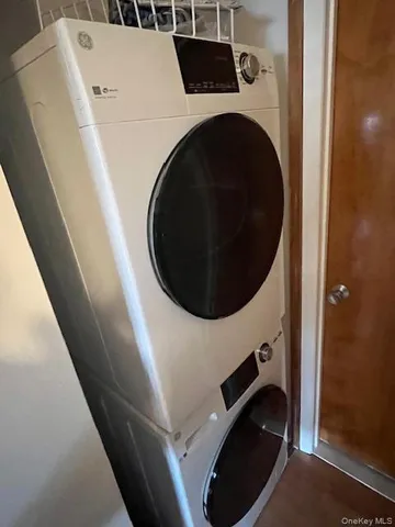 a close up view of a washer and dryer