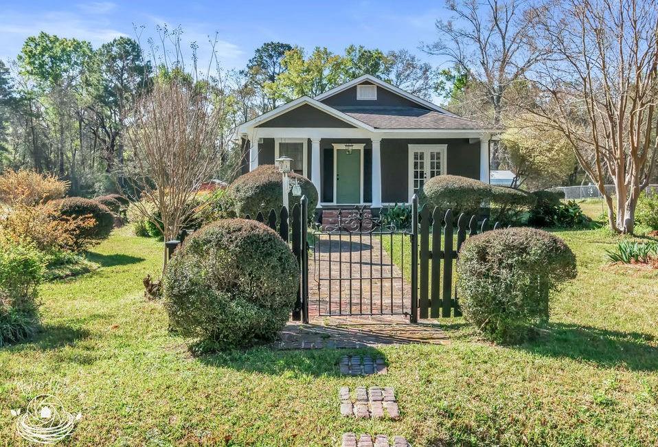 7280 Winderweedle Road Shreveport, LA 71129 - Photo 1 of 1 a front view of a house with a yard