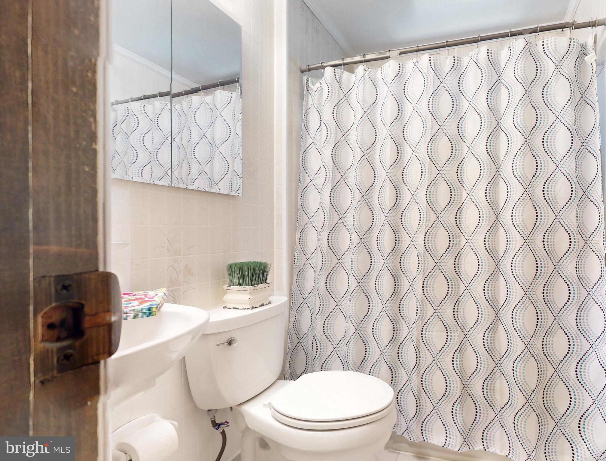 221 Tuscany Road Aston, PA 19014 - Photo 16 of 29 Beautifully updated full Bathroom