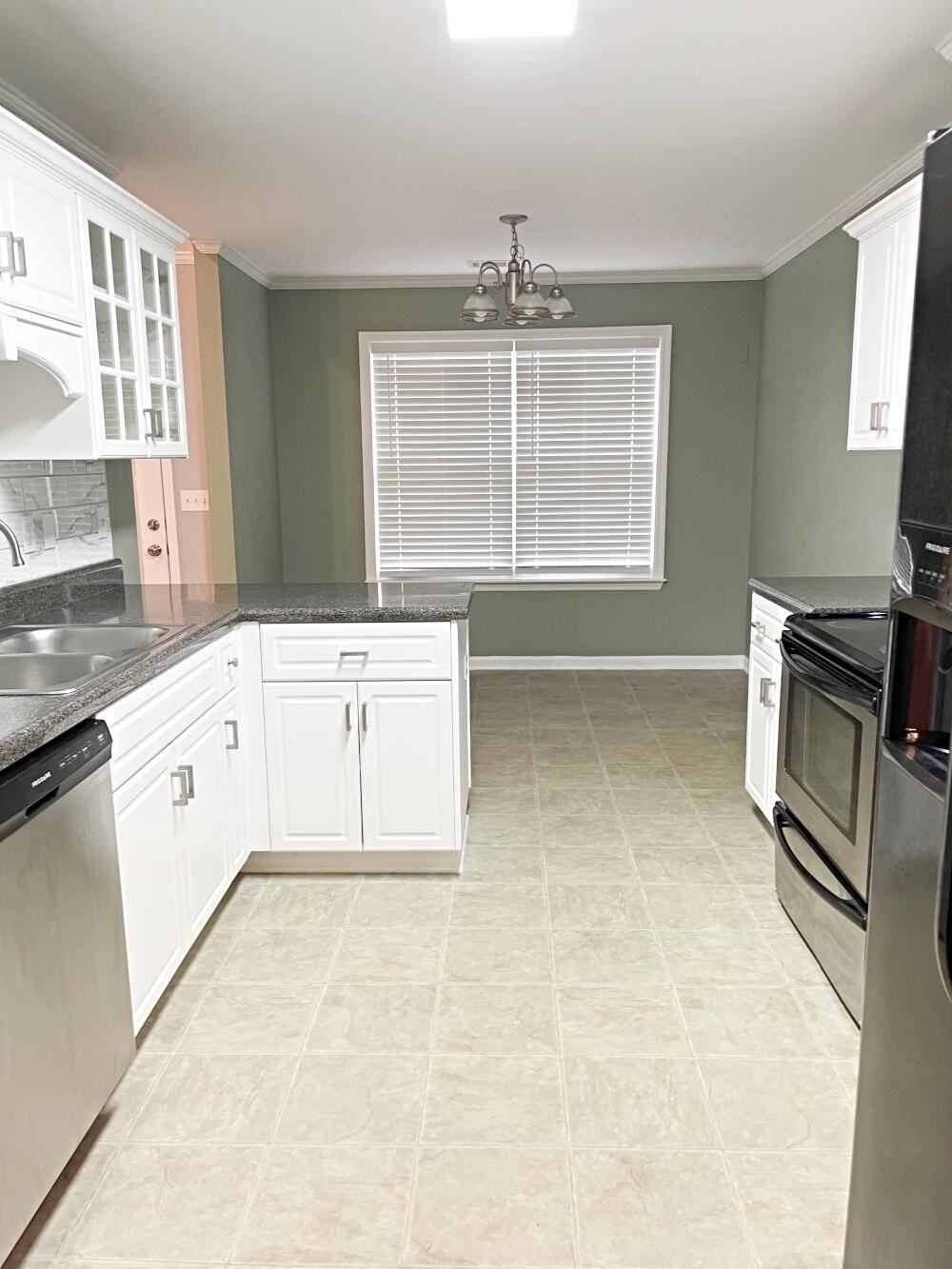 3217 Hampton Circle Augusta, GA 30906 - Photo 6 of 36 3217HamptonCirKitwEatInArea