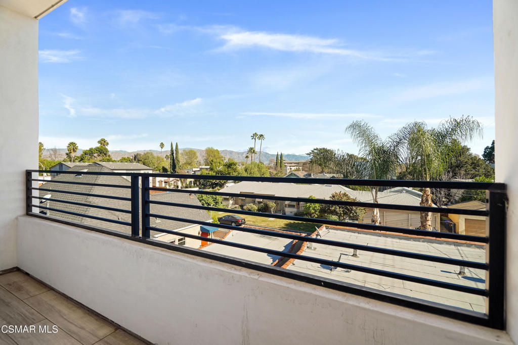 10908 Hesby Street North Hollywood, CA 91601 - Photo 12 of 17