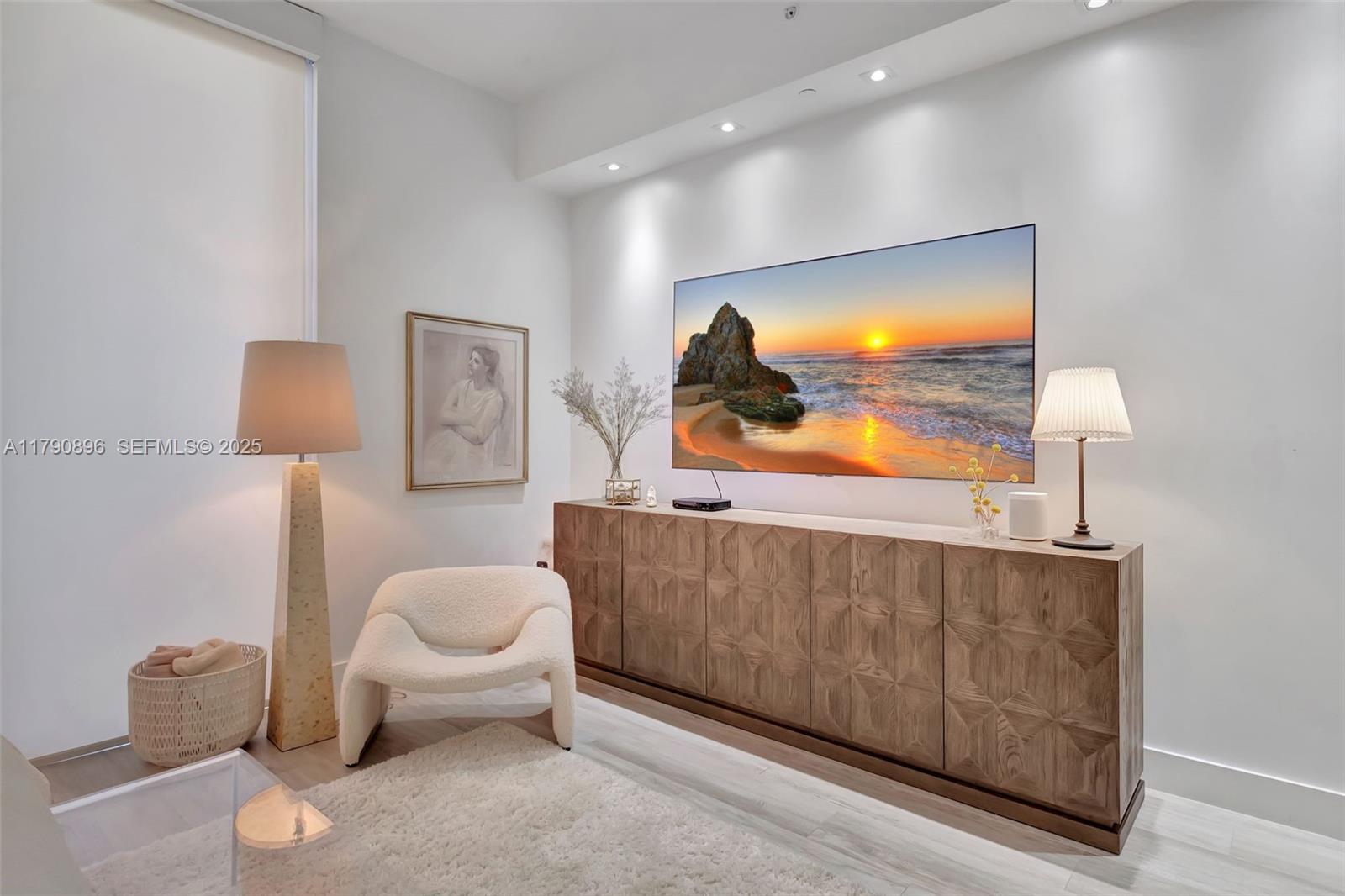 55 Southwest 9th Street, Unit PH4501 Miami, FL 33130 - Photo 19 of 71 Primary bedroom siting area