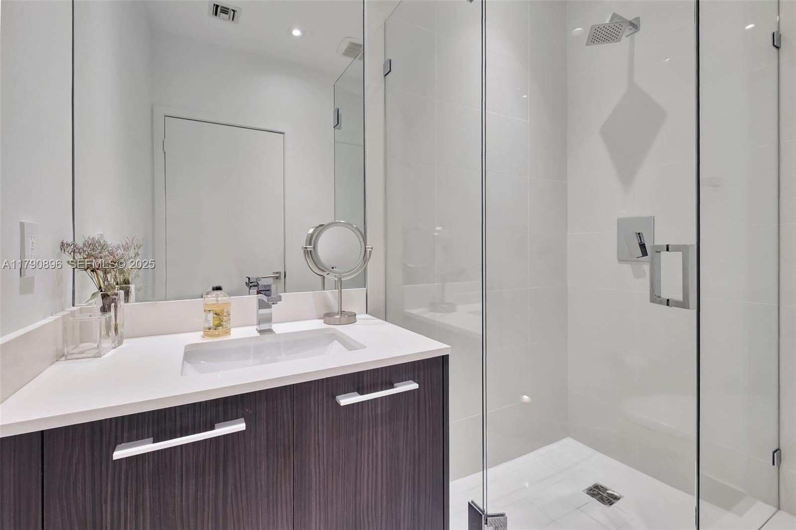 55 Southwest 9th Street, Unit PH4501 Miami, FL 33130 - Photo 28 of 71 Thrid bathroom