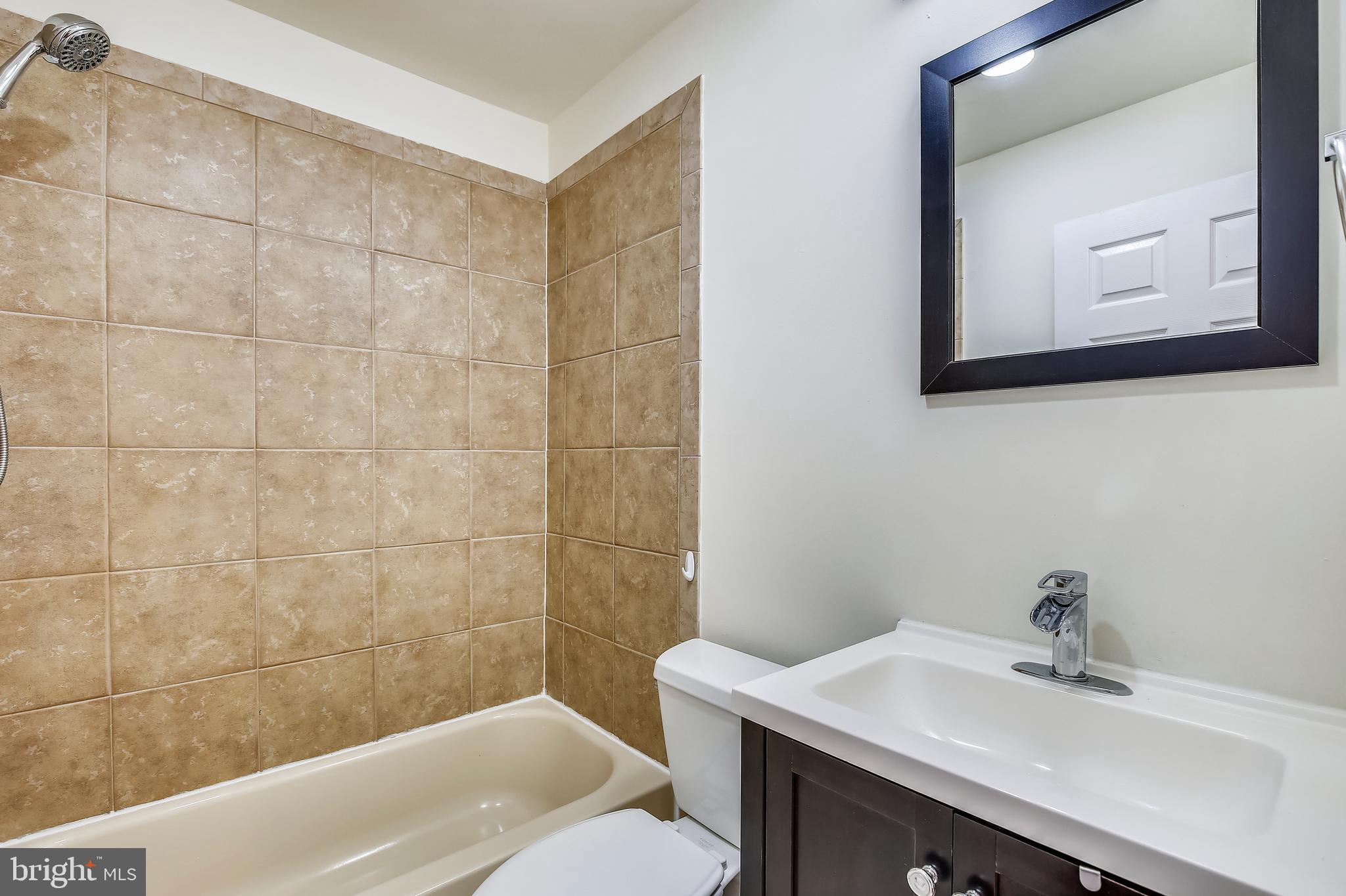 7202 Halifax Place Springfield, VA 22150 - Photo 17 of 27 Upper Level Full Bath