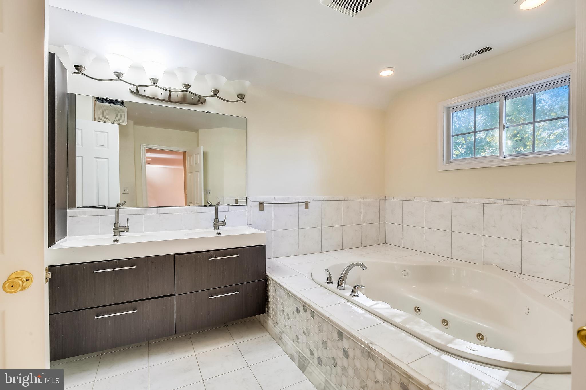 7202 Halifax Place Springfield, VA 22150 - Photo 21 of 27 Master Bath
