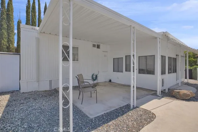 a view of a house with backyard and trees