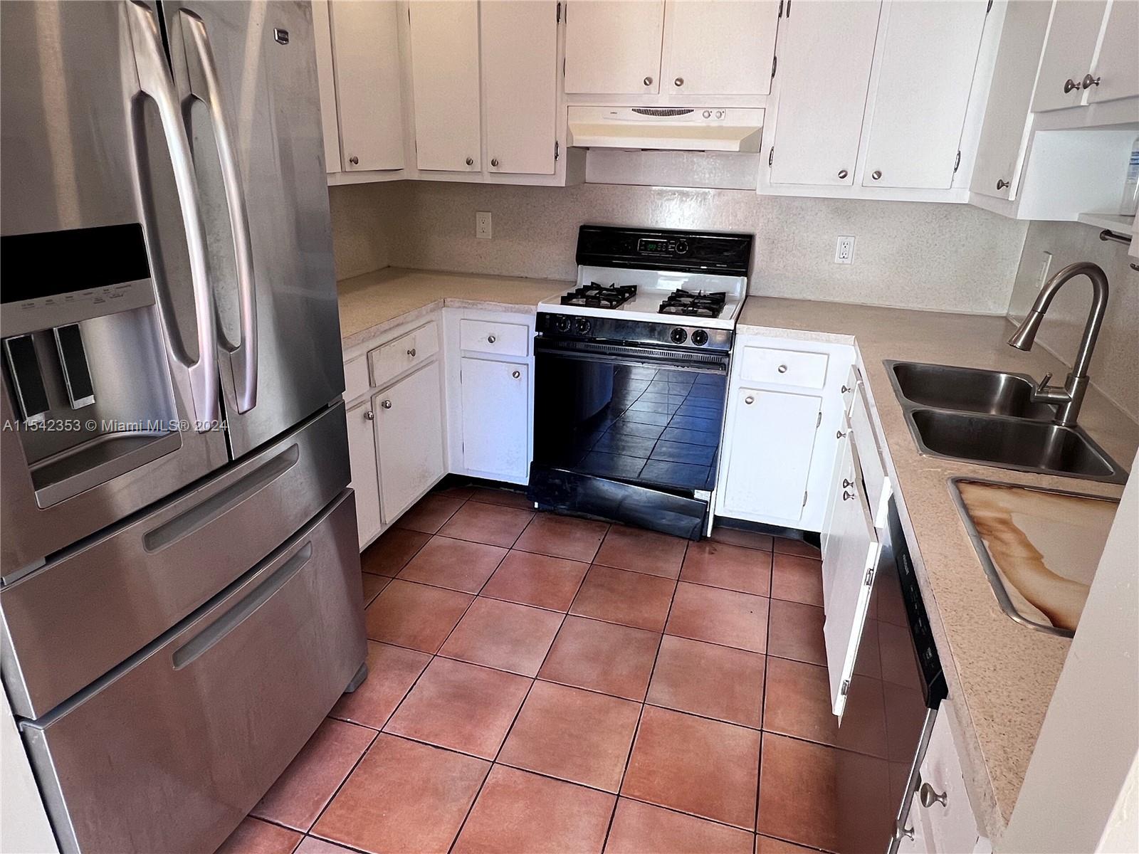 11353 Southwest 109th Road, Unit 55Z Miami, FL 33176 - Photo 19 of 82 a kitchen with a stove microwave and sink