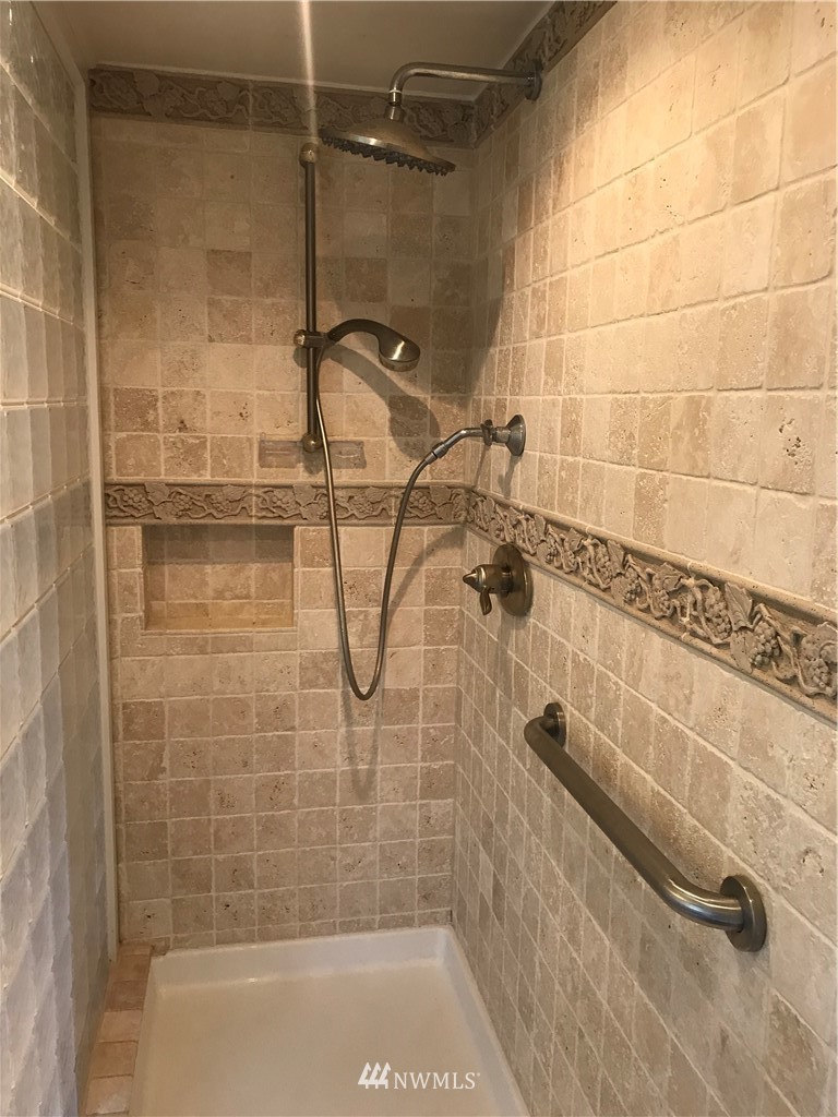 1569 North Fork Road Chehalis, WA 98532 - Photo 14 of 20 a bathroom with a shower