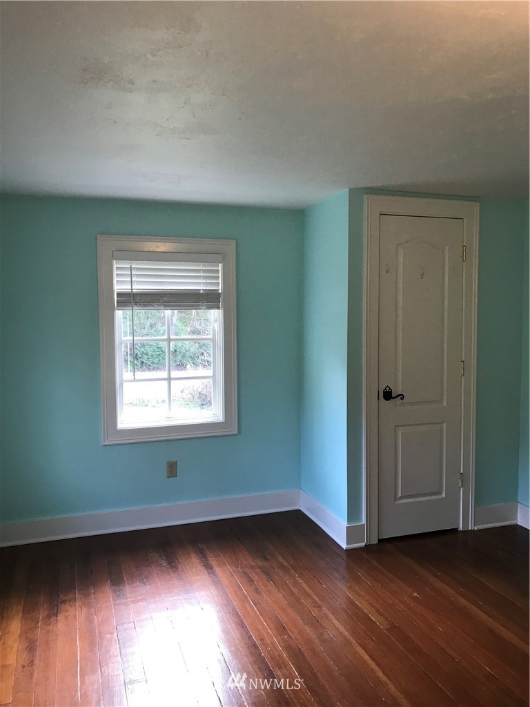 1569 North Fork Road Chehalis, WA 98532 - Photo 20 of 20 an empty room with wooden floor and windows