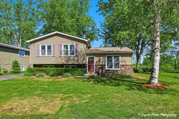 $375,000 | 12 Sunshine Avenue, Third Lake, IL 60030