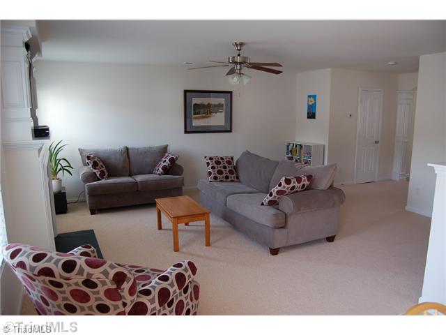 865 Hedgepath Terrace High Point, NC 27265 - Photo 3 of 10 Living Room.