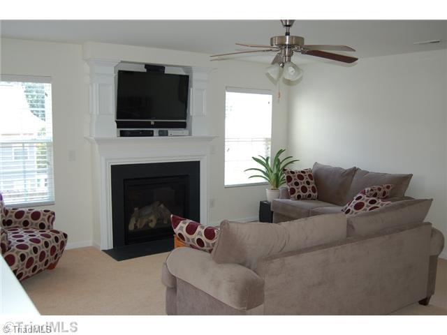 865 Hedgepath Terrace High Point, NC 27265 - Photo 4 of 10 Living Room.