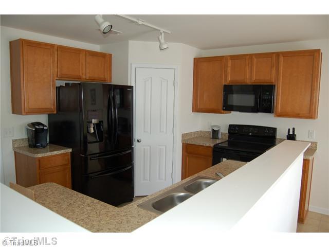 865 Hedgepath Terrace High Point, NC 27265 - Photo 5 of 10 Kitchen.