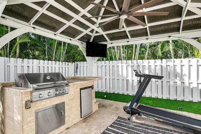 a view of a backyard with washer and dryer