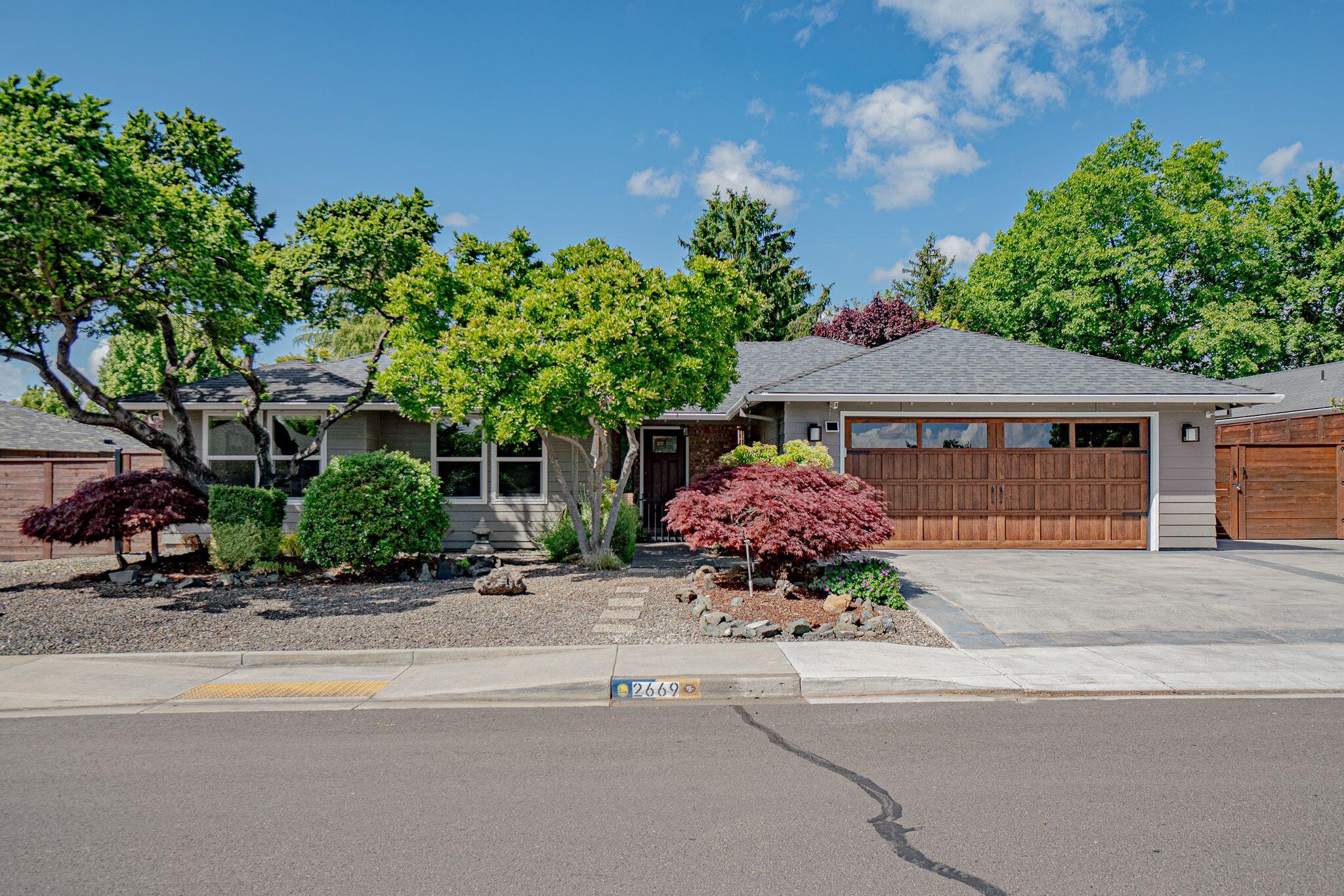 2669 Roberts Road Medford, OR 97504 - Photo 1 of 33 Front of house
