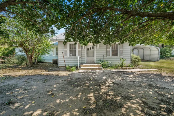a view of a house with a yard